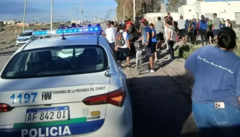 Delincuente arrojó a una niña, embistió a un joven y fue reducido por vecinos