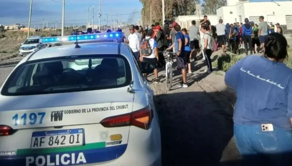 Delincuente arrojó a una niña, embistió a un joven y fue reducido por vecinos