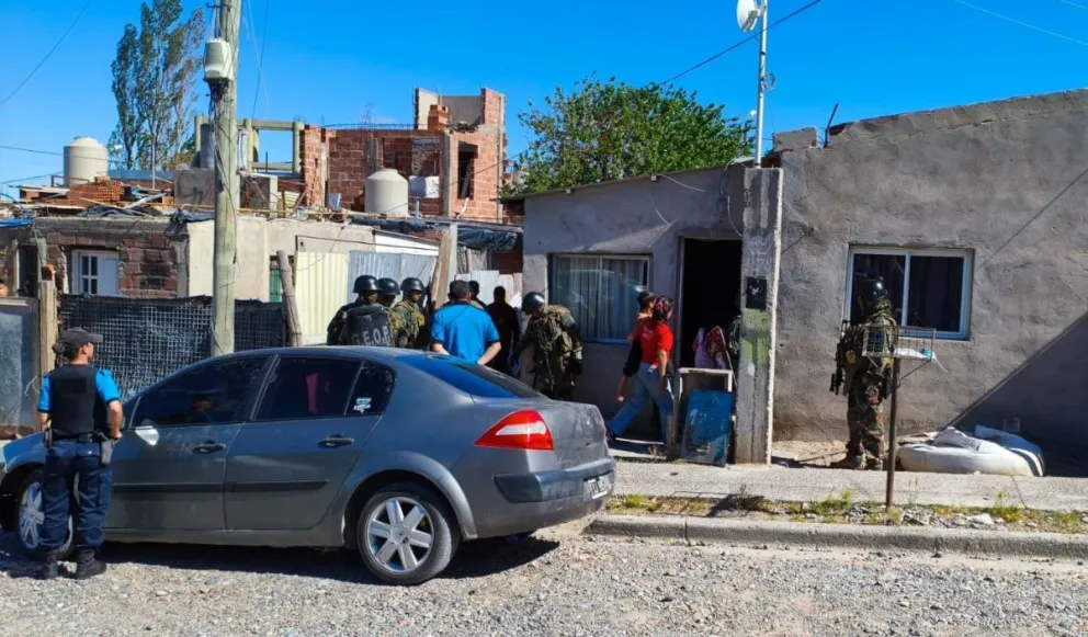 Allanamientos en Trelew dejaron resultados positivos en armas, drogas y un vehículo