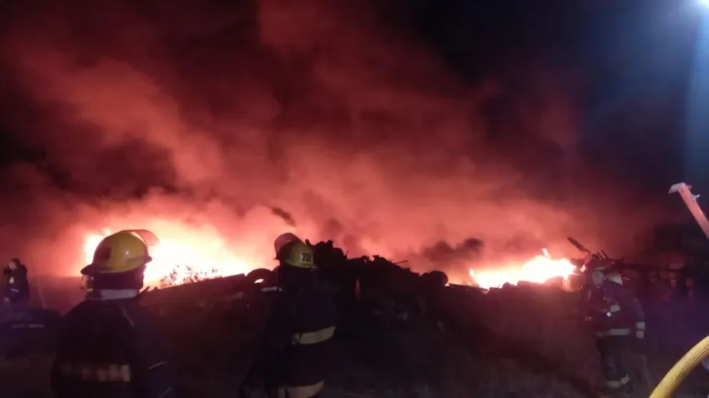 Seis dotaciones de bomberos para controlar un incendio en Esquel