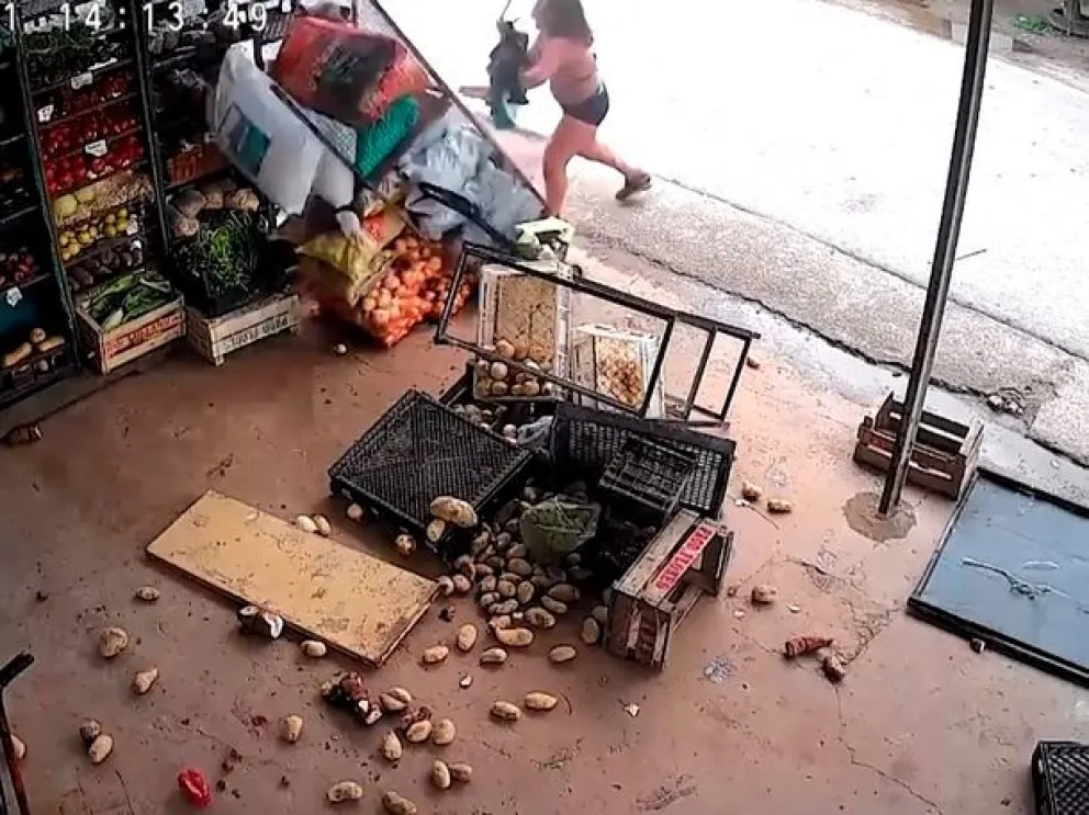 Una mujer irrumpió en una verdulería y provocó destrozos con un ladrillo