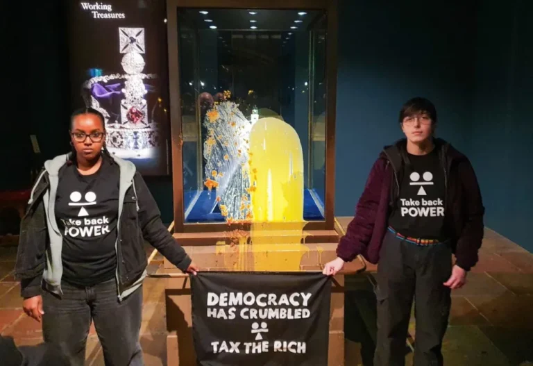 Cuatro detenidos por arrojar crema a la vitrina de las Joyas de la Corona británica