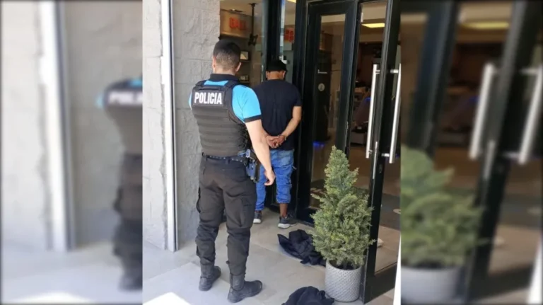 Detienen a un hombre por intentar robar cables en un local de avenida Hipólito Yrigoyen