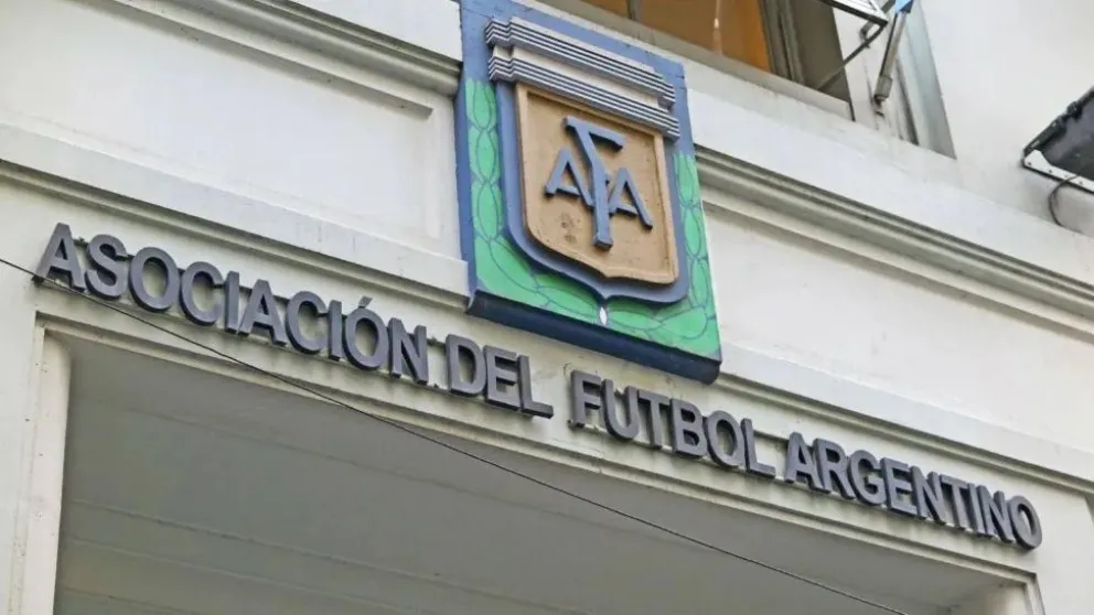 La AFA rechaza acusaciones por maniobras financieras y defiende su estructura comercial en el exterior