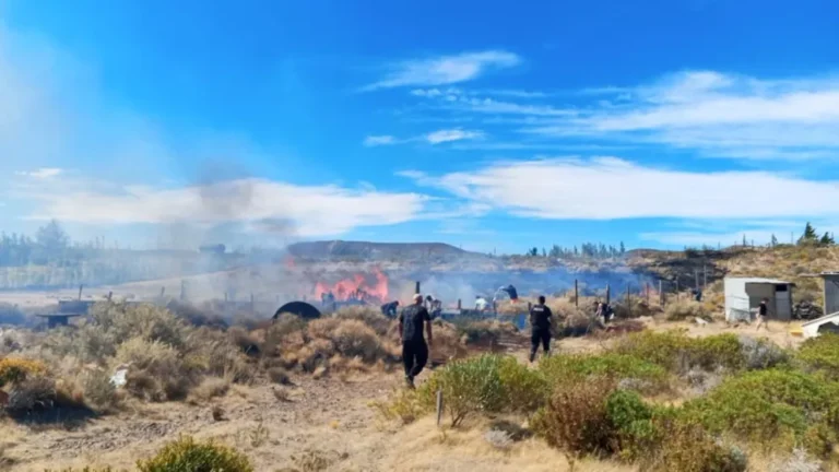 Bomberos y vecinos sofocaron un incendio de pastizales originado por quema de basura en Km. 17