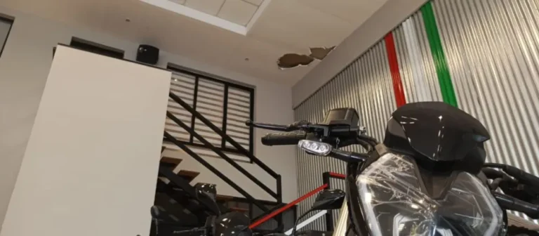 Comodoro: Boquetero intentó ingresar por los techos a una agencia de motos