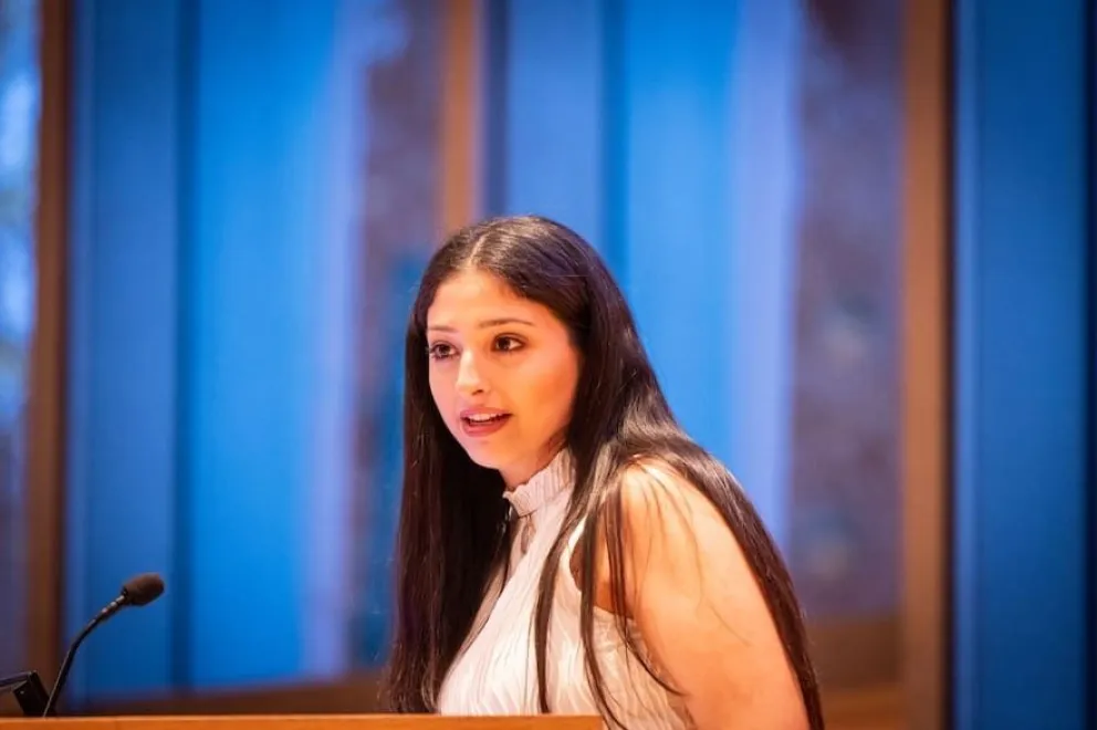 La joven abogada argentina premiada por la paz en La Haya