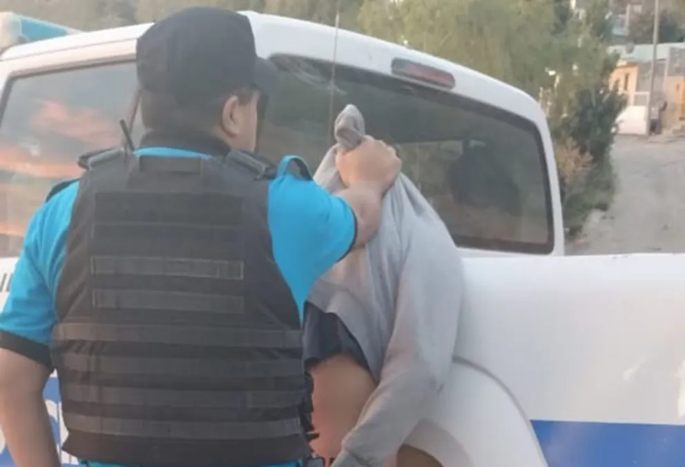 Intentaron escapar de la Policía, llevaban un arma y terminaron detenidos