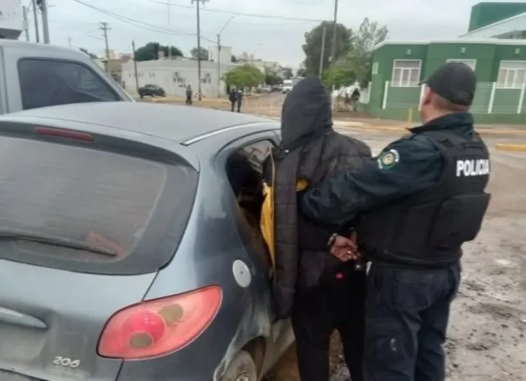 Detuvieron a un hombre por agredir policías y usar un vehículo robado