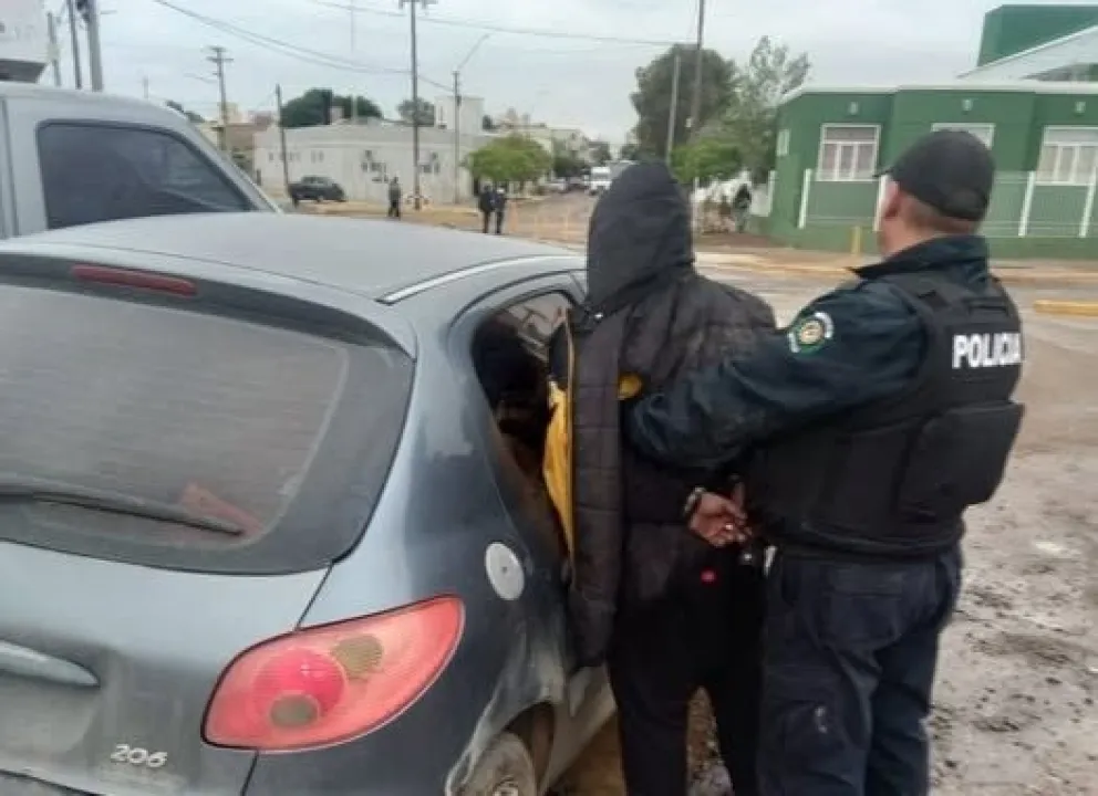Detuvieron a un hombre por agredir policías y usar un vehículo robado