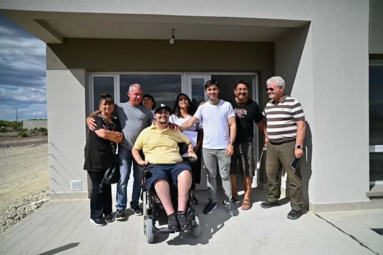 Torres entregó viviendas adaptadas en Gaiman