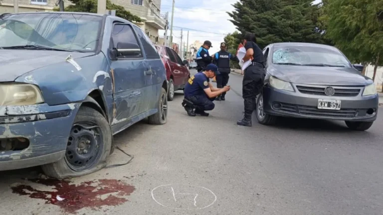 El anciano embestido frente a la Seccional Segunda habría caído a unos 15 metros del impacto