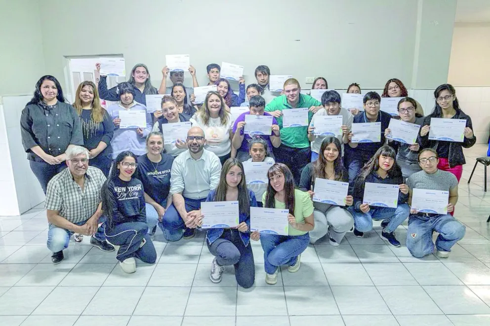 Se celebró el cierre de la capacitación de jóvenes pasteleros en barrio José Fuchs