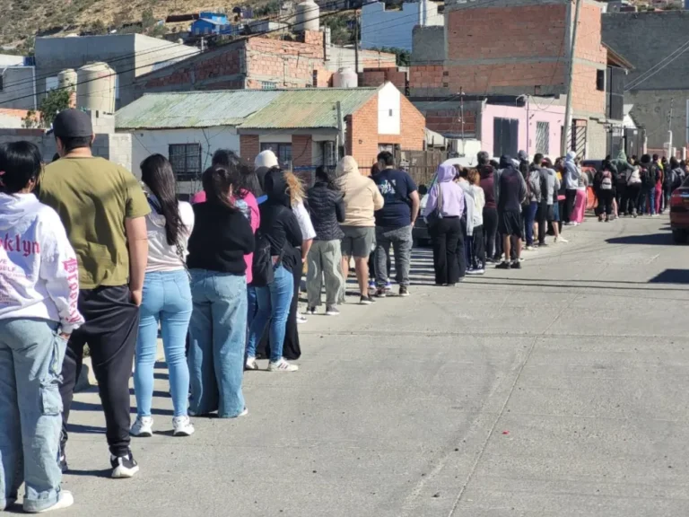 Largas filas en la jornada de castración gratuita en barrio Las Flores