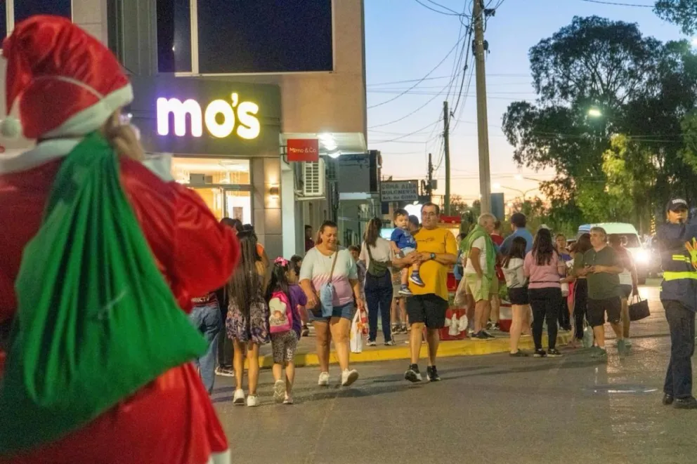 Exitosa primera edición de “La Noche de los Comercios” con amplio acompañamiento vecinal en Rawson