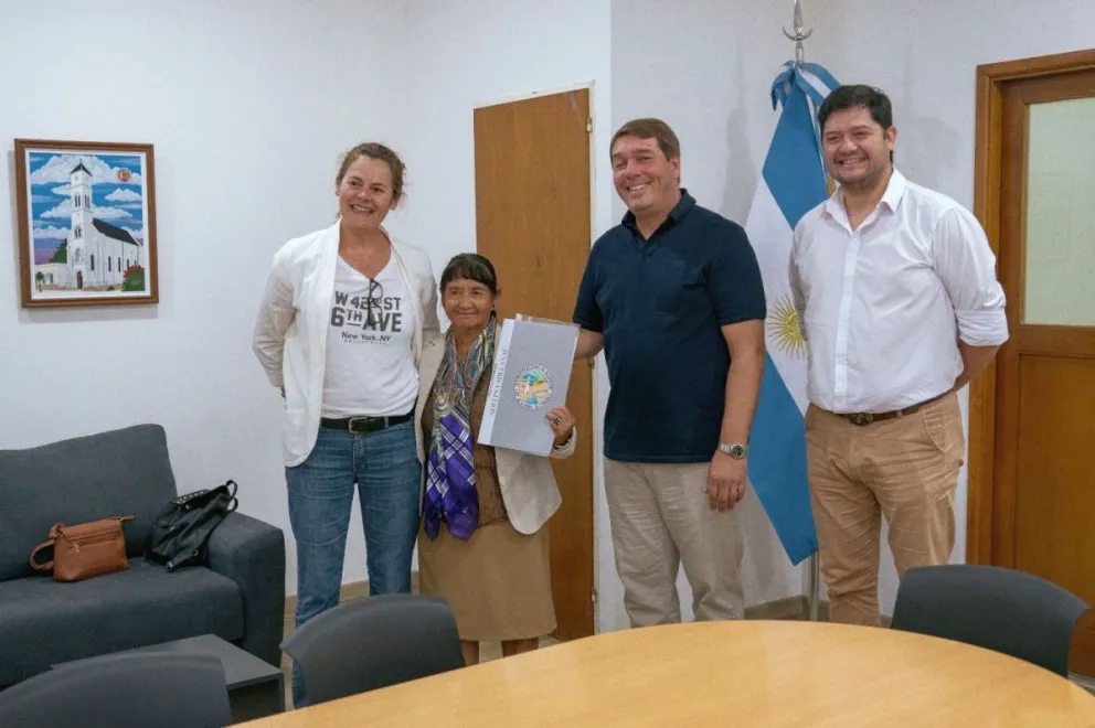 Familias de Rawson recibieron el título de propiedad de sus viviendas