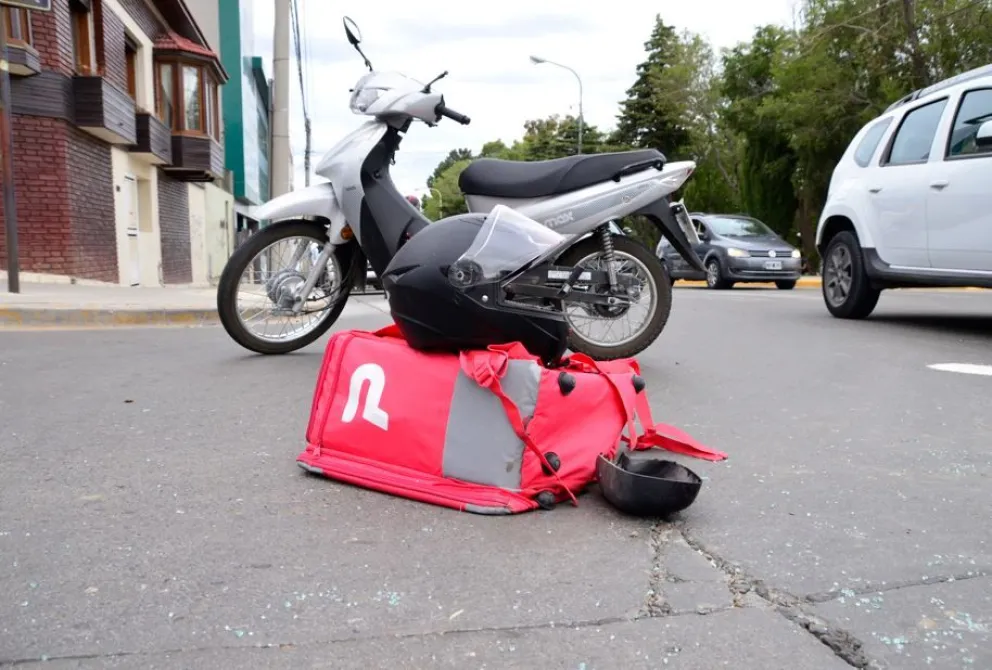 Otro motociclista delivery resultó herido en un choque en el Centro