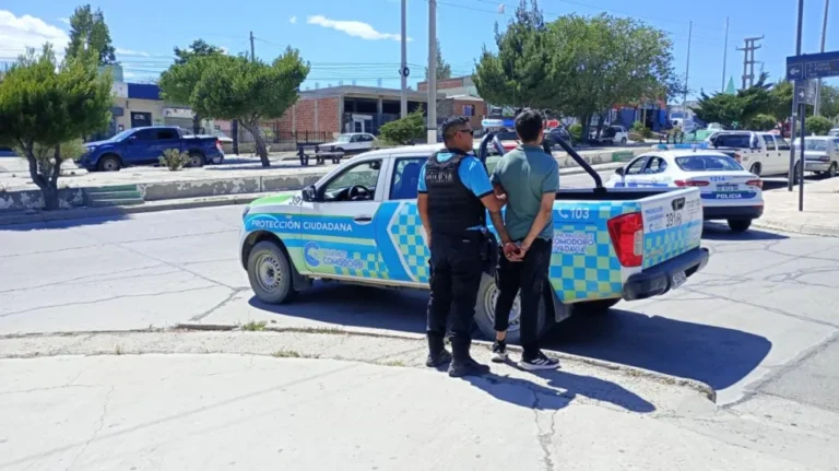 Atraparon a un hombre con pedido de captura tras ingresar herido a un comercio