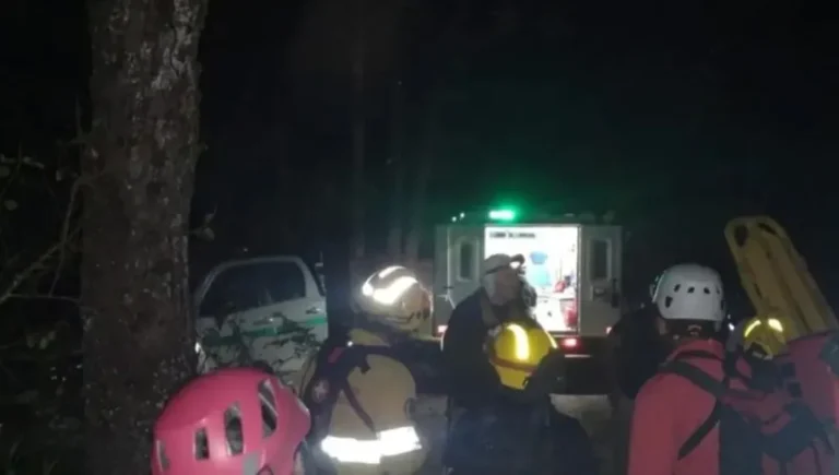 Rescatan a hombre que cayó 60 metros en cerro Mallo