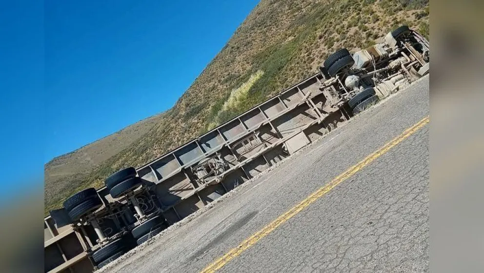 Volcó un camión con animales en la Ruta 40 y piden circular con extrema precaución