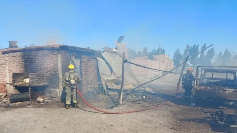 Incendio de vivienda en Neuquén tras pelea vecinal deja un herido