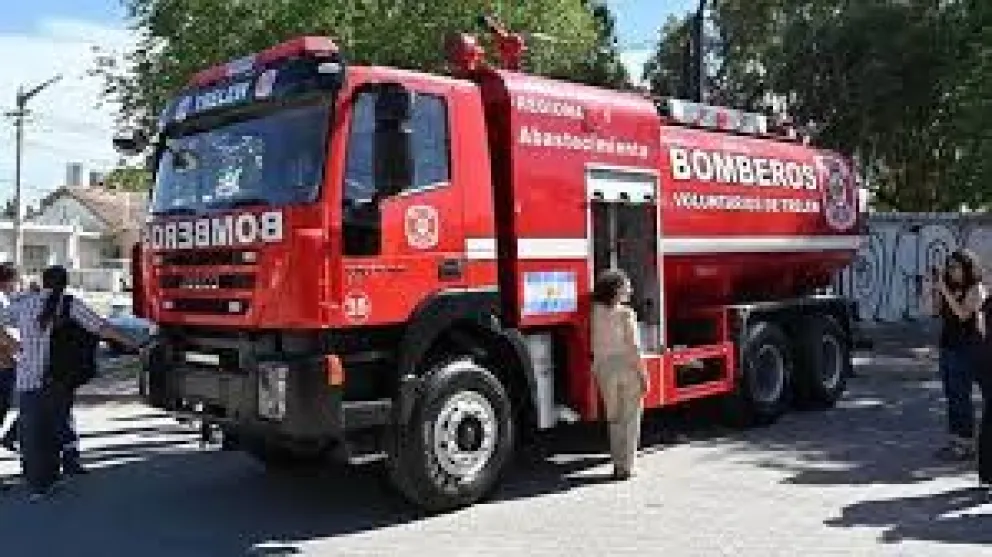 Falla eléctrica inició un incendio en un entretecho de una vivienda