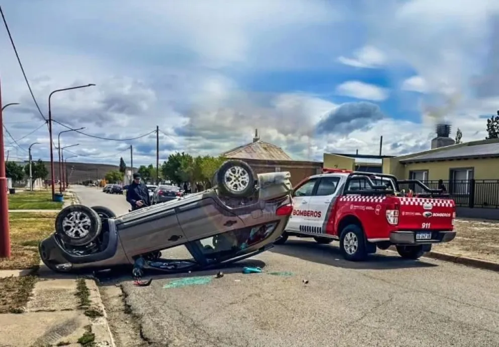 Violenta colisión y vuelco en Puerto Santa Cruz dejó tres heridos