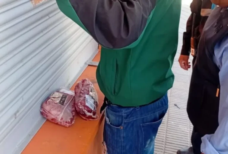 Demoraron a joven por robar dos paquetes de carne de un supermercado