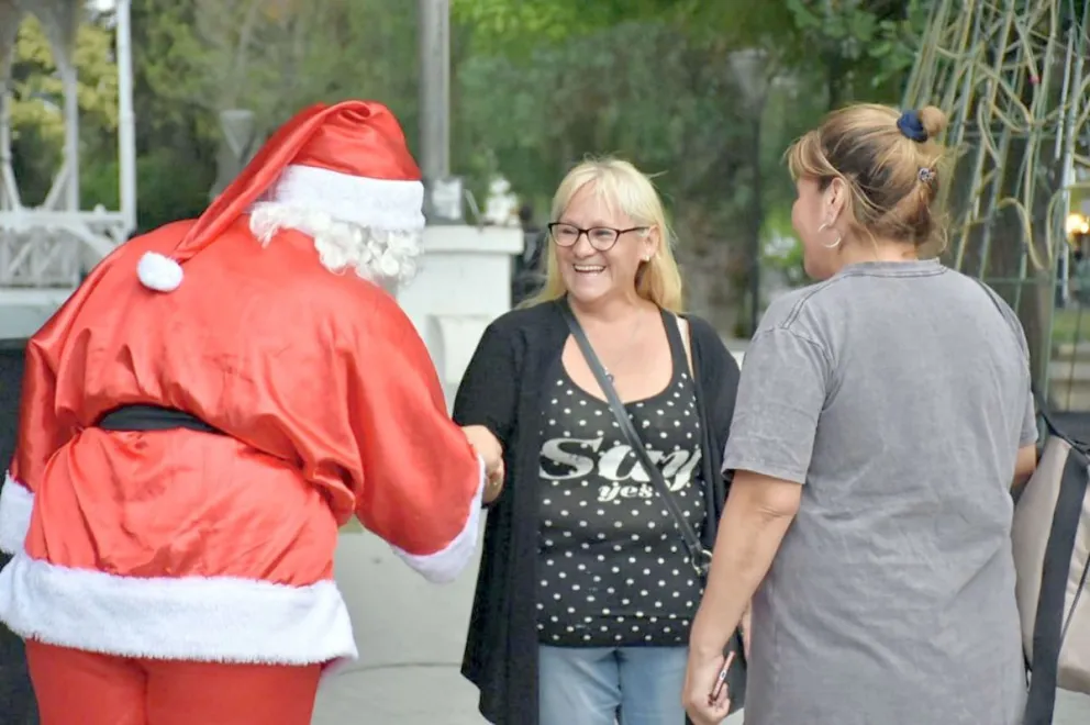 La Noche de los Comercios fue un éxito y reunió a miles de vecinos en el centro de Trelew