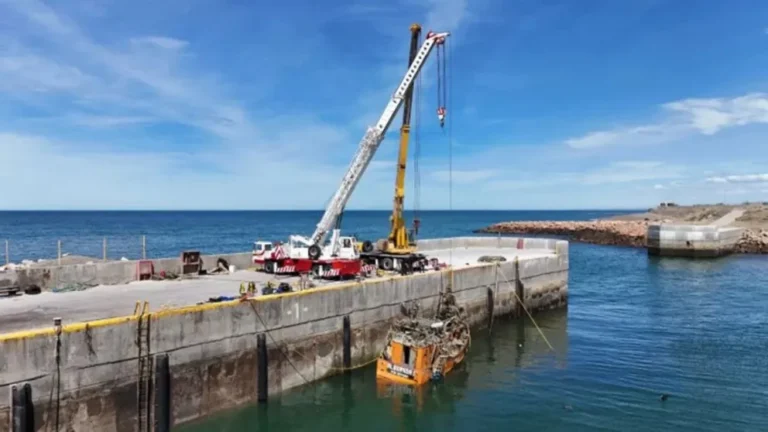Rescataron los tres buques pesqueros hundidos en Caleta Paula por el temporal
