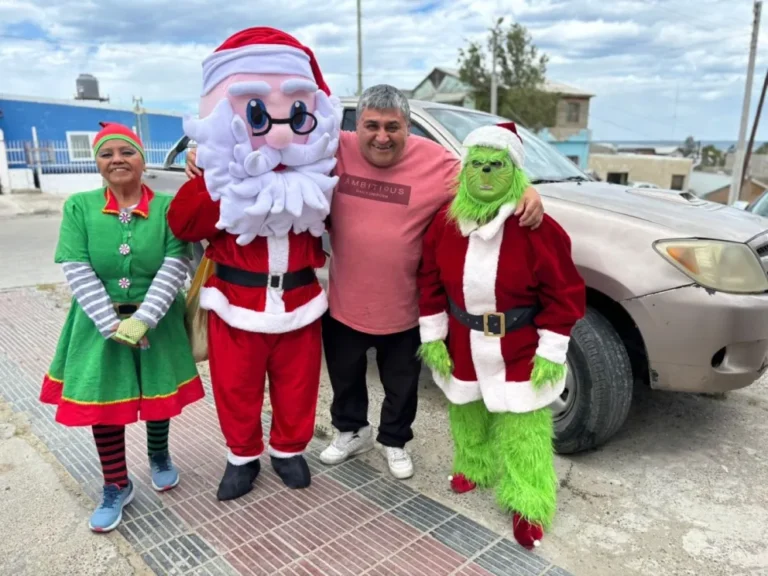 Una tradición familiar acompaña a Papá Noel a repartir caramelos por la ciudad