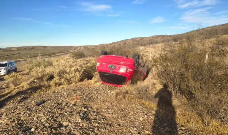 Descuidó el volante, despistó y volcó: chacarero con lesiones leves en siniestro vial cerca de Dolavon