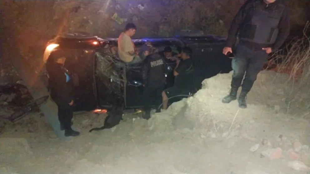 Conducía alcoholizado, volcó en un canal del desagüe y sus acompañantes terminaron en el hospital