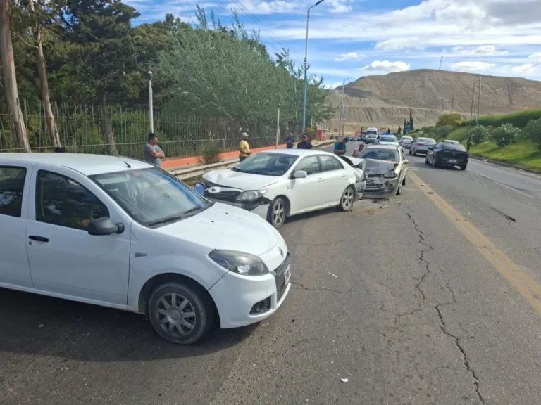Choque en cadena en la curva del Chalet Huergo provoca demoras en la ruta 3