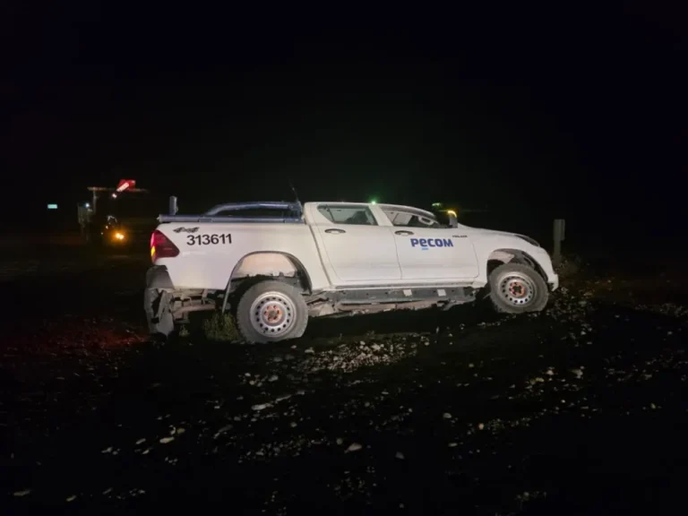 Una camioneta petrolera despistó y cayó en una alcantarilla