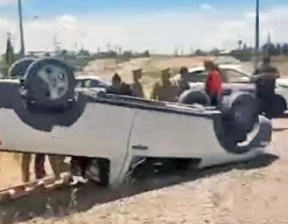 Conductor al hospital tras volcar por culpa de una mala maniobra de un vehículo que se fue del lugar