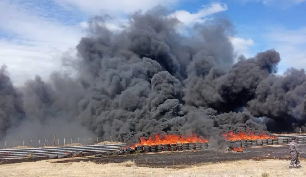 Fuego en el Autódromo de Comodoro Rivadavia afecta cubiertas y pastizales