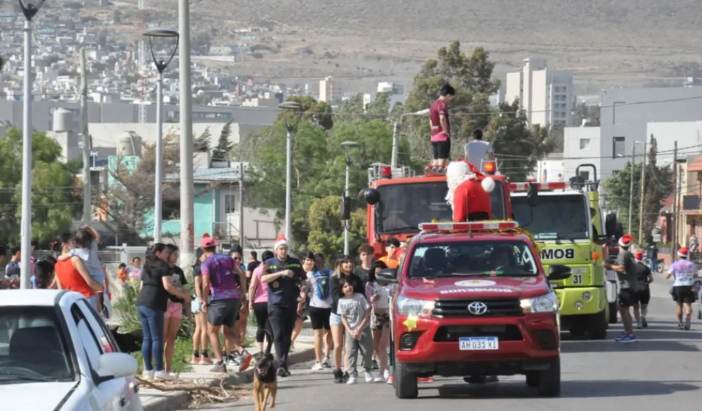 Bomberos recorrió hoy el Centro y parte de la zona sur junto a Papá Noel