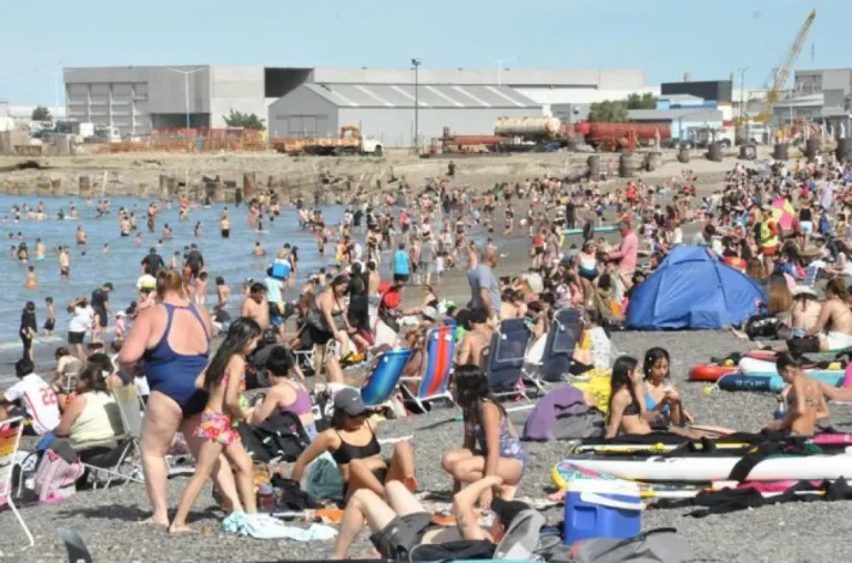 Un lunes de verano anticipado: Las playas de Chubut vivieron un feriado a pleno sol