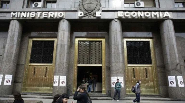 Argentina vuelve al mercado internacional con un bono en dólares a cuatro años