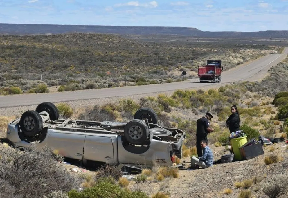 Familia de Ushuaia sufre vuelco cerca de Caleta Olivia