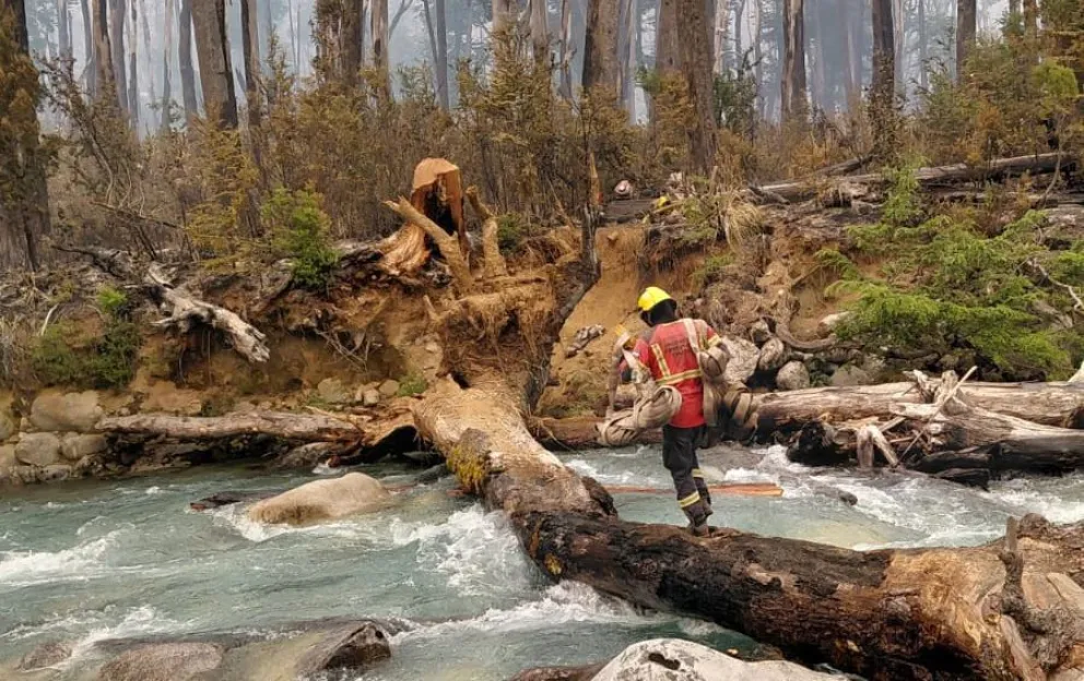 Incendio en El Turbio: continúan las tareas en tierra y se suspenden los vuelos