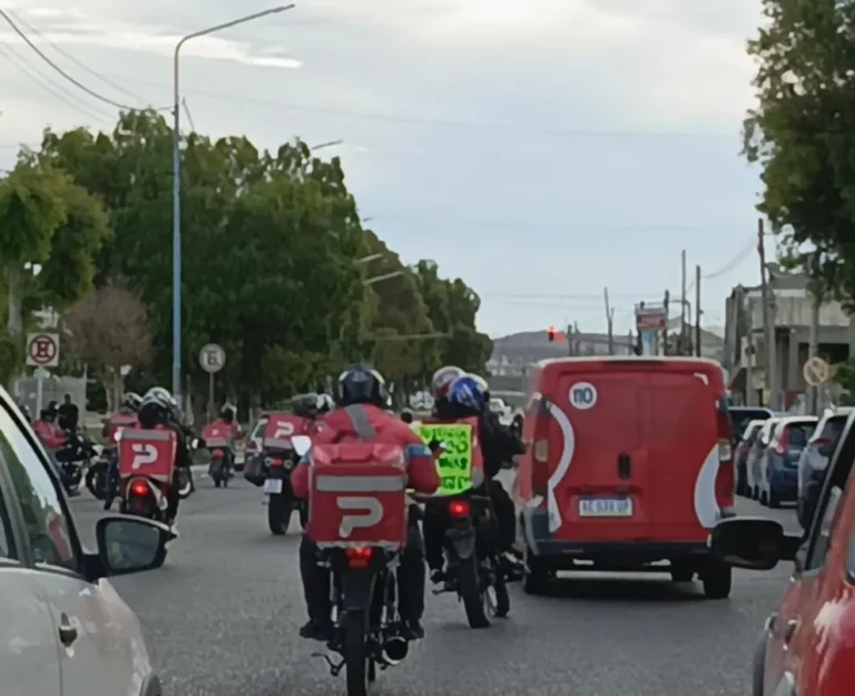 Los deliverys reclamaron justicia por el motociclista que fue arrollado por un conductor alcoholizado