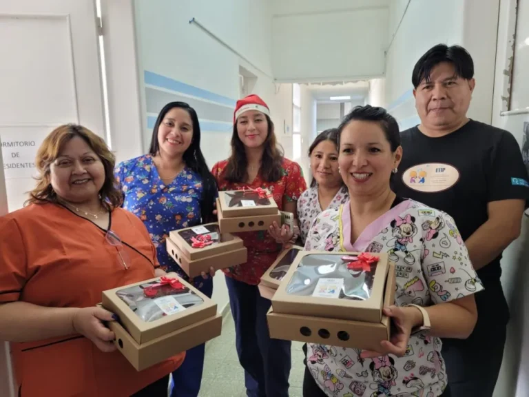 Espíritu navideño: enfermeros de UTIP entregaron a sus pares donas y garrapiñadas