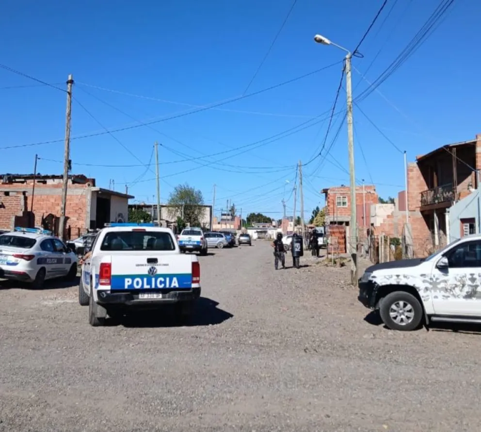 Allanamientos en Trelew por robo violento: secuestran armas, droga y prendas policiales
