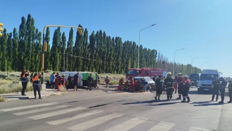 Choque entre una trafic y un auto en la Ruta 22 dejó varios niños heridos
