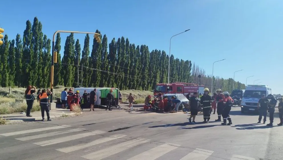 Choque entre una trafic y un auto en la Ruta 22 dejó varios niños heridos