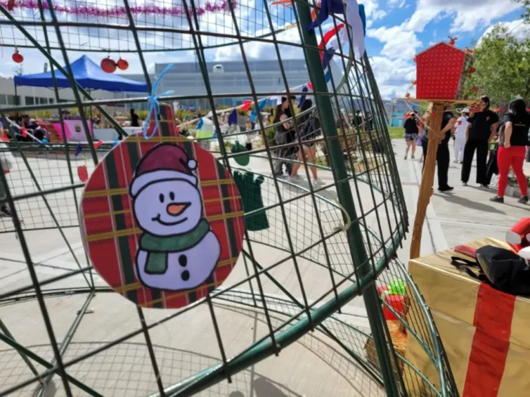 Familias enteras decoraron el árbol navideño de la avenida Polonia 