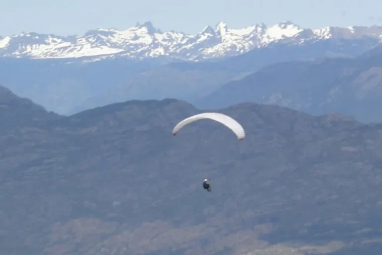 Operativo de rescate en el Piltriquitrón tras caída de parapentista