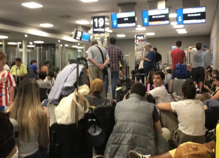 Temporal y parálisis en Aeroparque: complicaciones para miles de pasajeros en la víspera de Navidad